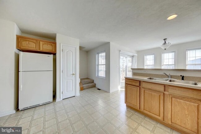 Photo - 693 E Walnut St