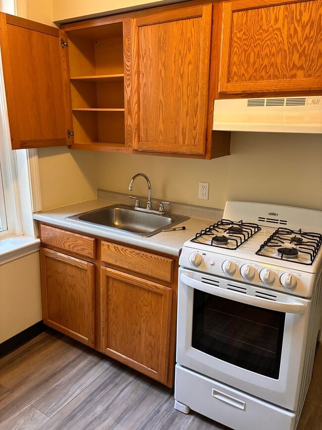 Building Photo - Avl NOW No Fee! Spacious rear-facing Studio!