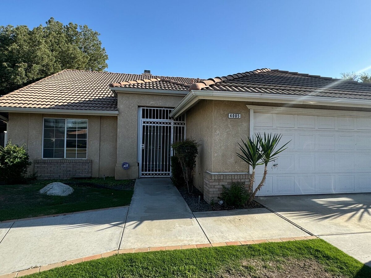 Spacious Home in SW Bakersfield! - Spacious Home in SW Bakersfield!