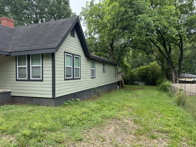 Photo - 906 Skyland St