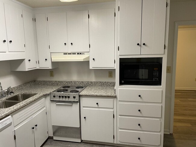 Photo - **FALL PRELEASING** Spacious 1/1 within walking distance to campus and downtown! Unit 15