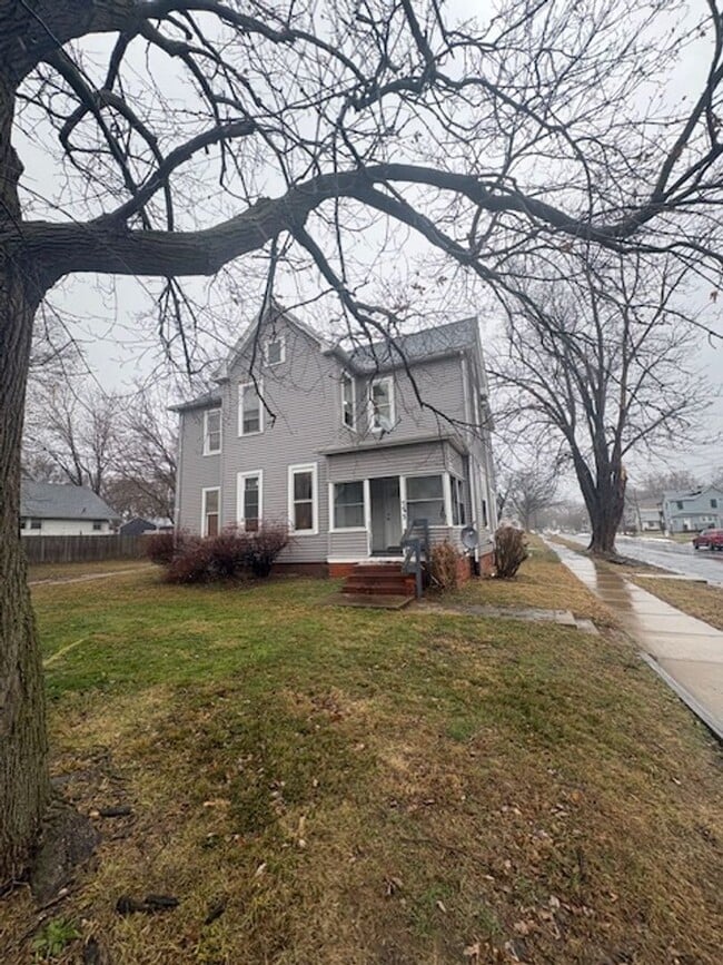 Building Photo - 723 W Armstrong Ave Unit A