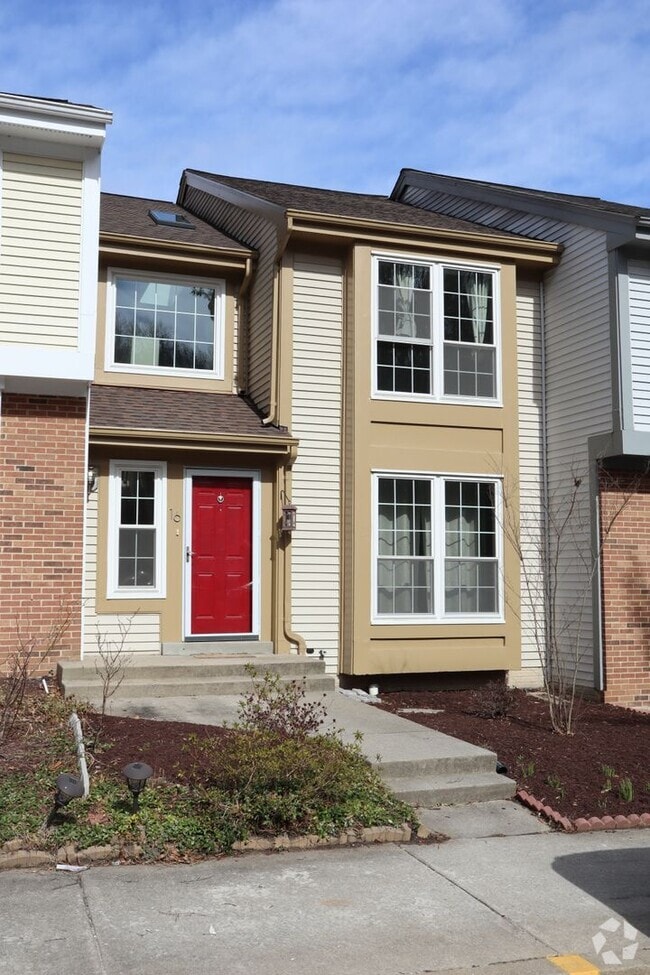 Building Photo - Charming Townhome Nestled in a Private Cul...