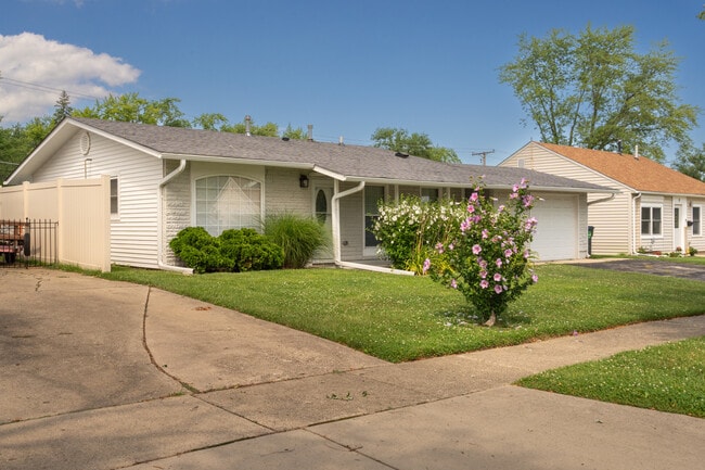 Building Photo - 6 E Briarwood Dr Rental