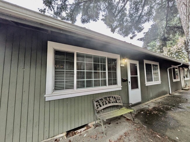 Building Photo - Discover Your New Home in the Heart of the Desirable Sellwood Neighborhood! Water/Sewer/Garbage I...