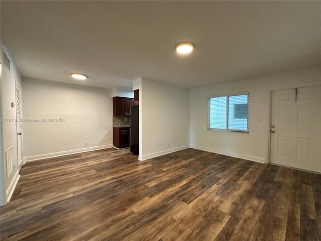 Building Photo - 110 NE 19th Ave Unit 16