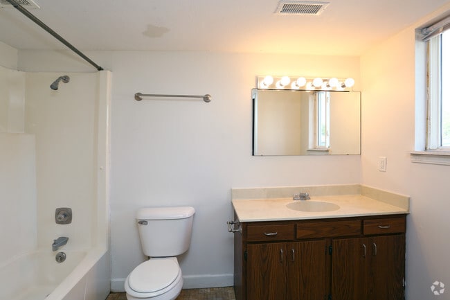 1BR, 1BA - 645SF - Bathroom