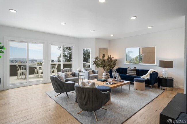 Building Photo - 628 Los Palmos Dr