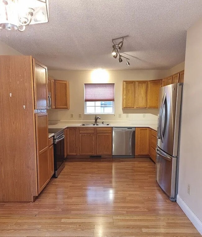 Photo - 3 bedrooms with Garage!