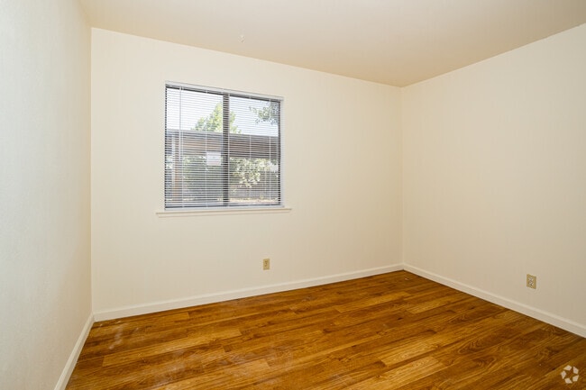 2BR, 2BA - 950SF