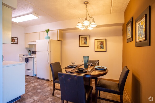 1BR, 1BA - 750 SF - Dining