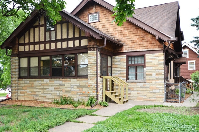 Building Photo - 238 Lexington Pkwy N Rental