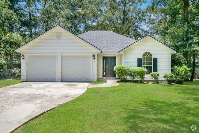 Building Photo - Spacious 3 Bedroom home