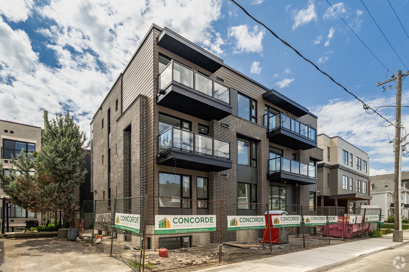 Photo - 266 Carruthers Av