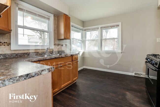 Photo - 461 Clyde Ave