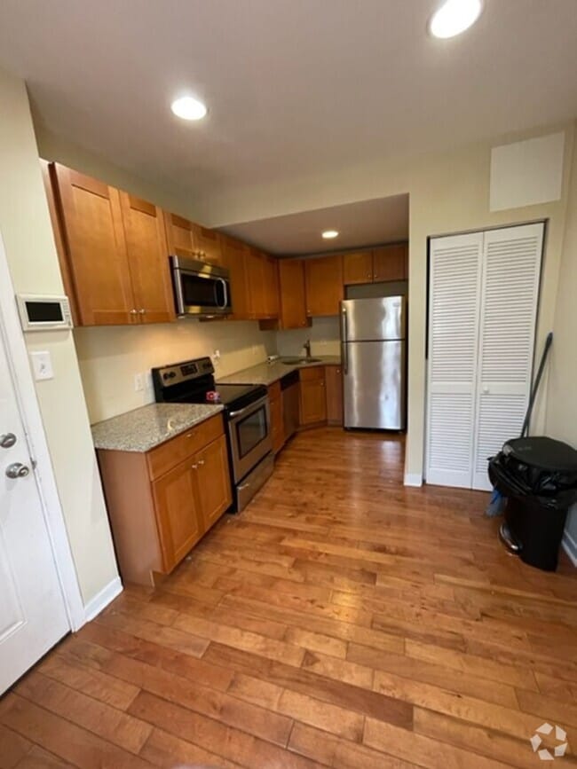 Building Photo - Renovated 2-Bedroom Apartment in the Heart...