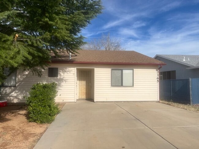 Building Photo - *** 2 Bedroom /1 Bath in Prescott Valley *** Unit B