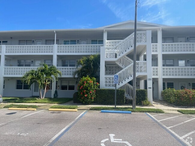 Building Photo - 1 BEDROOM 1.5 BATH CONDO IN VIBRANT 55+ CO...