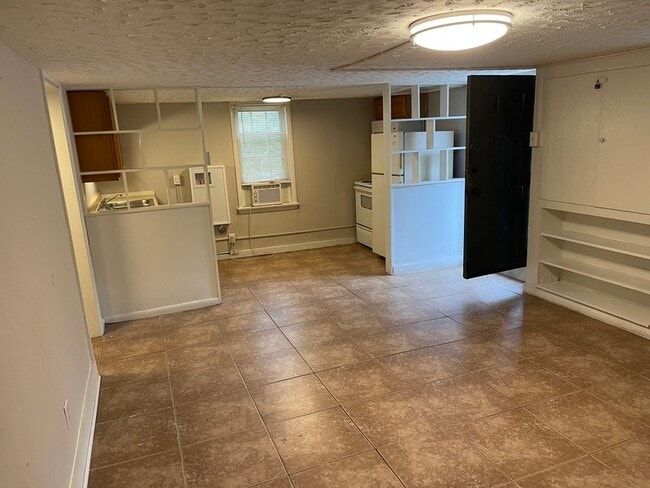 Building Photo - 2837 Woodrow Dr Unit 4 Rental