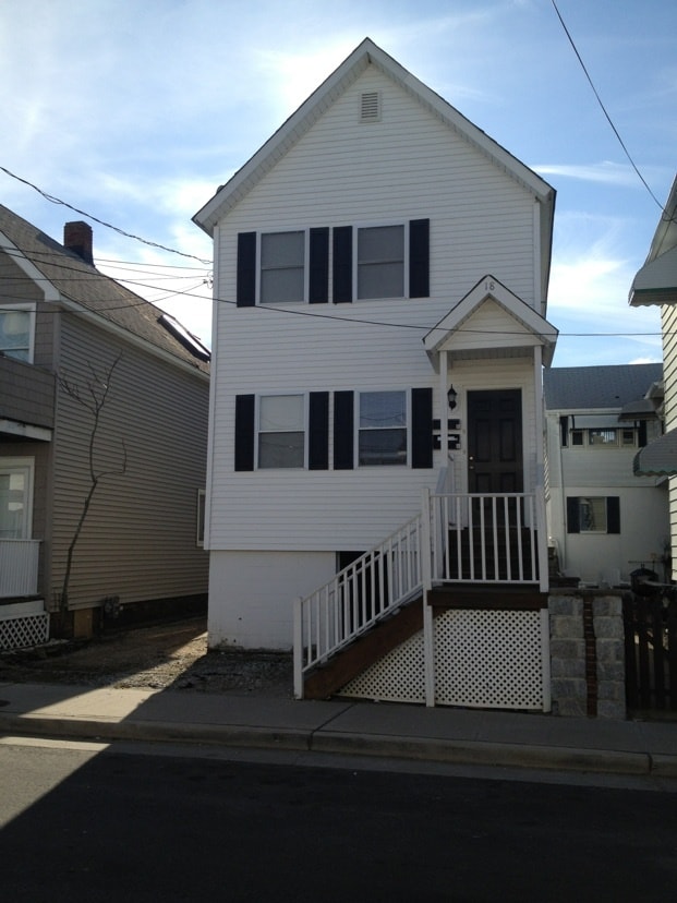 Building Photo - 18 Beach St Unit A