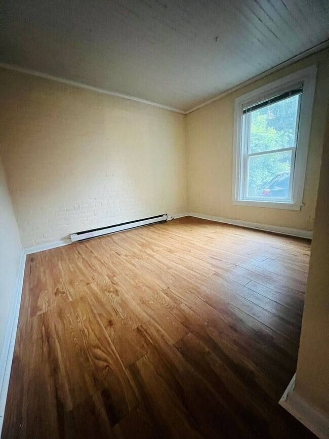 Building Photo - 207 S Union St Unit 207 1/2 South Union St #1