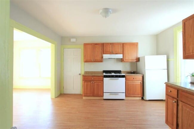 Building Photo - 569 Main St Unit 569