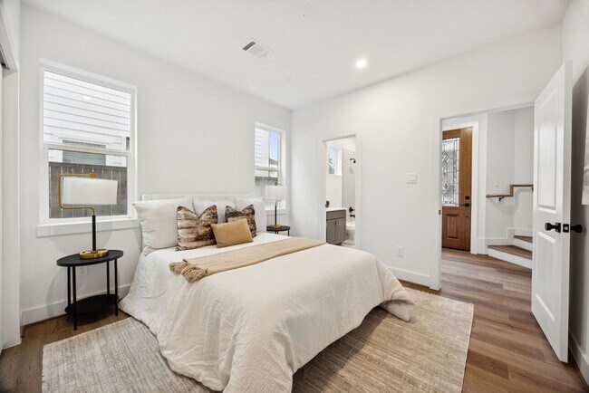 Photo - 2121 A Hoskins Dr