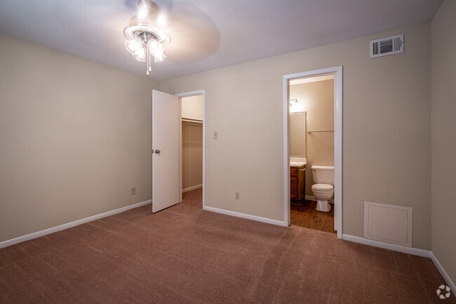 2BR, 2BA - 919SF