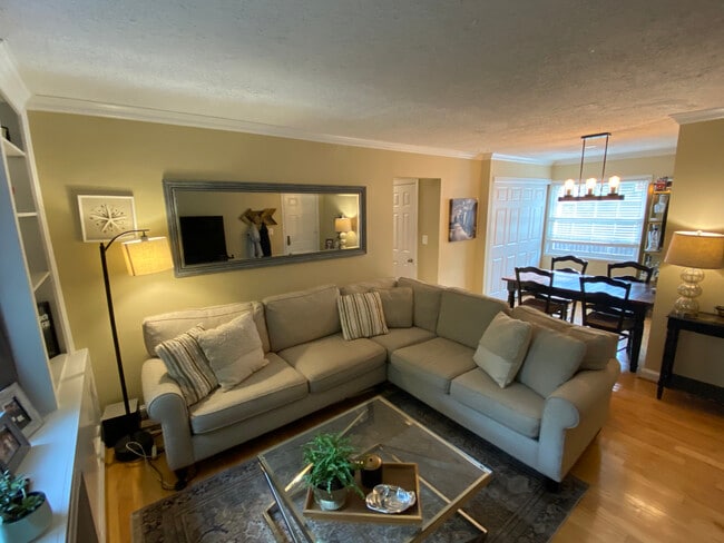 Building Photo - 1628 W Abingdon Dr Unit 101 Rental