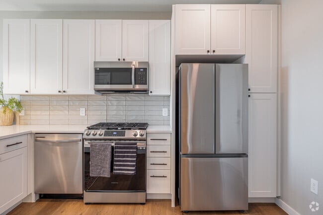Studio, 1BA - 589SF