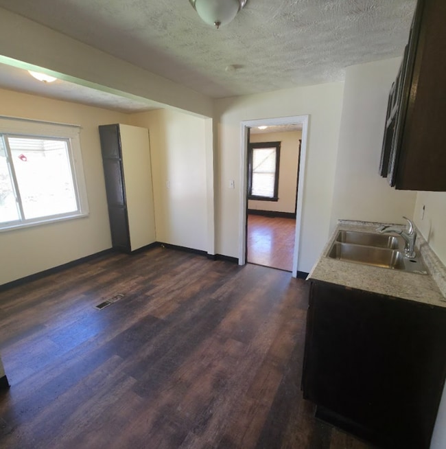 Photo - Single Family Home 2 beds 1 bath Available Now!