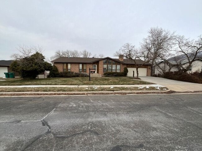 Photo - 5 bedroom 3 bath Home 2 car garage- Small dog friendly