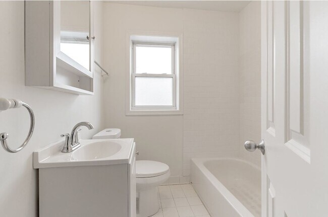 Photo - 2914 W Berwyn Ave Rental