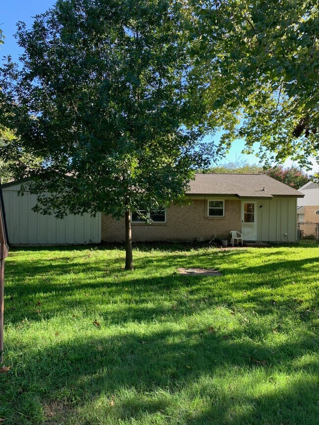 Photo - AVAILABLE NOW!!! Lovely 3 bedroom, 1 bath ...