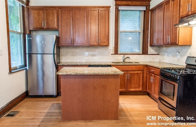 Building Photo - 847 W Wellington Ave Unit 1