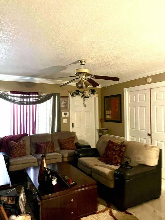 Photo - 600 Executive Center Dr Unidad 104