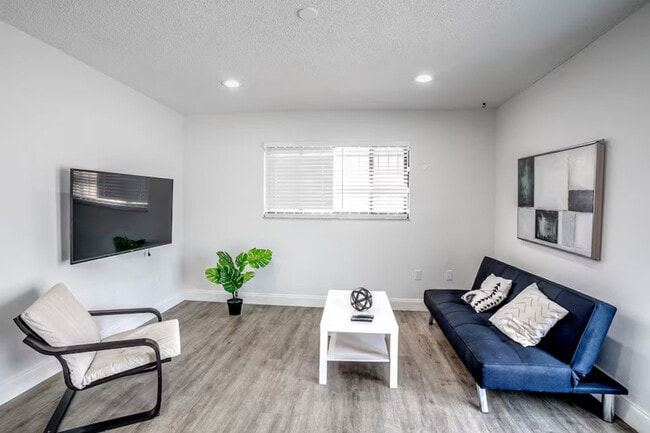 Building Photo - 470 SW 7th St Rental