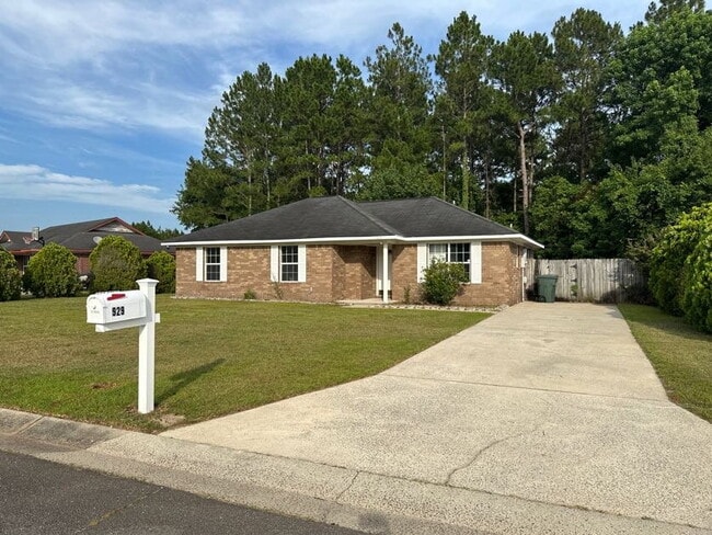 Building Photo - Great starter home very close to Fort Stewart