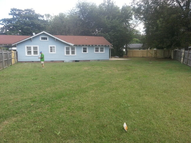 Photo - Large 4 bedroom 2 bathroom with huge privacy fenced back yard