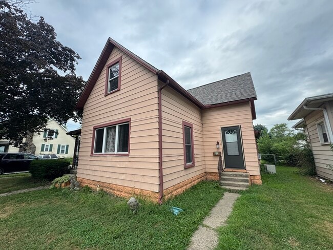 Building Photo - 1323 S Webster St Unit 3 Rental
