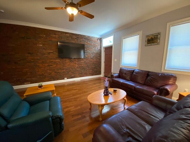 Photo - 907 E Carson St Townhome