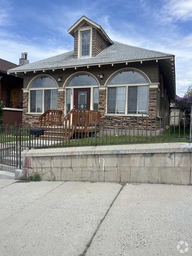 Building Photo - 605 W Galena St Rental