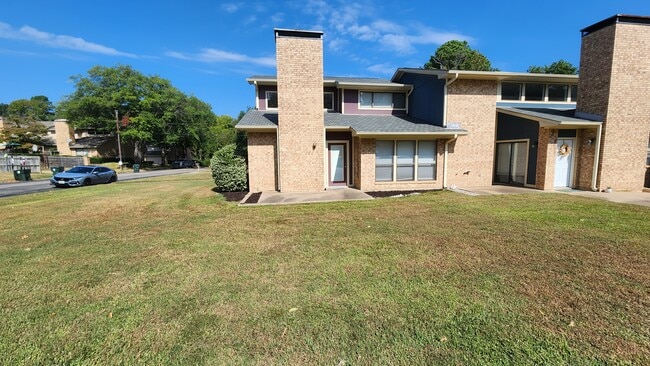 Photo - 2320 Aberdeen Dr