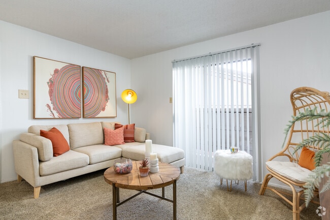 1BR, 1BA - 551SF - Living Room
