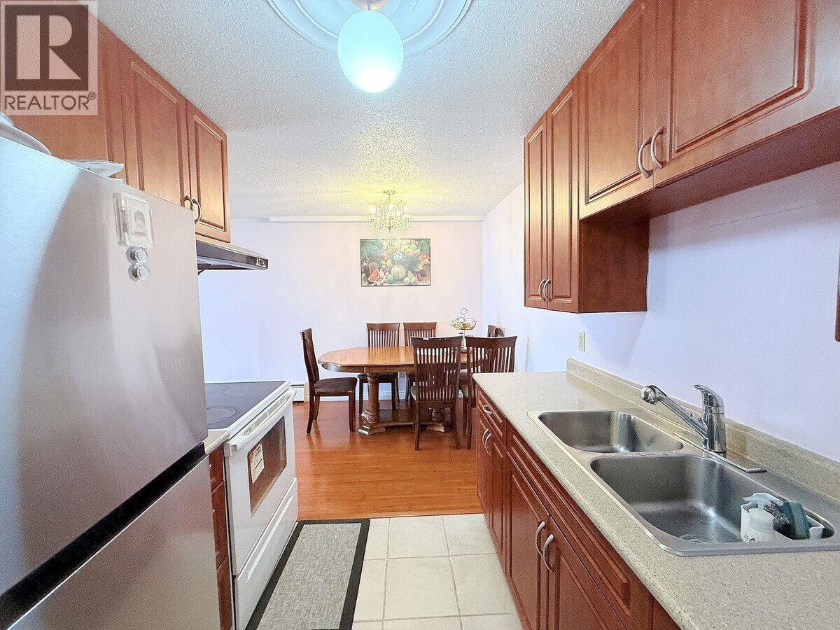 Photo - 6380 Buswell St
