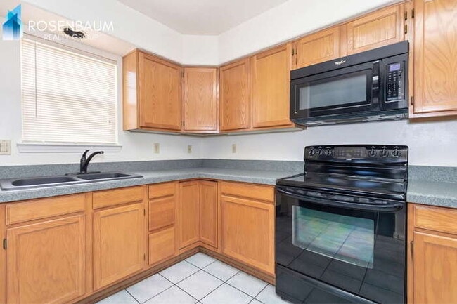 Building Photo - Beautiful 2-beds, 2.5-baths two-story home at the base of iconic Sentinel Peak in Tucson!