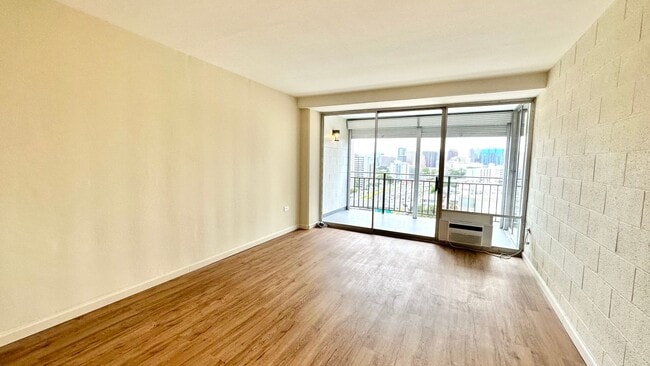 Building Photo - SPACIOUS 1 BED/1 BATH/1 PARKING w/ LANAI - AVAILABLE NOW in TOWN HOUSE - Conveniently Located! Unit 1010