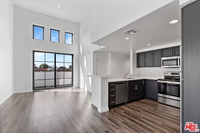 Photo - 5020 Woodman Ave Unit 317