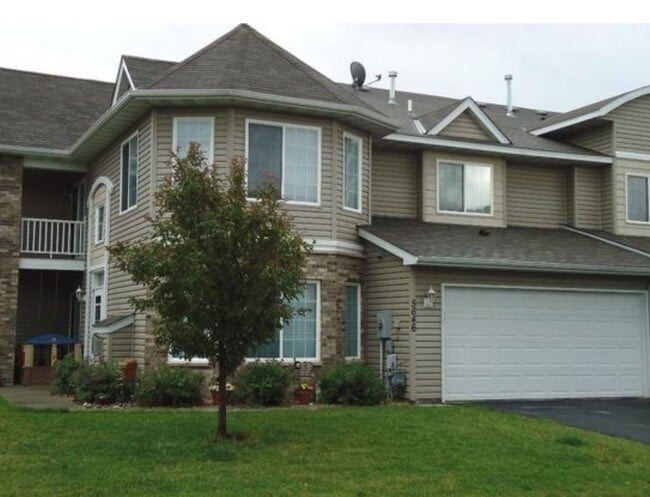 Building Photo - Available sept 01, 3bd, 2ba End Unit Town ... Rental