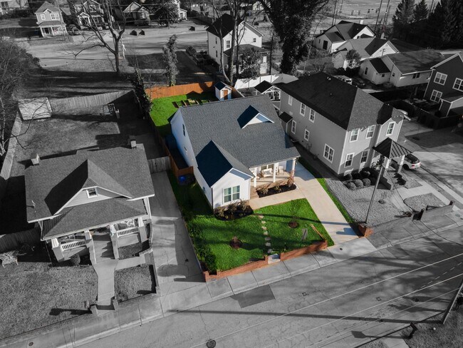 Photo - 206 Jenkins St